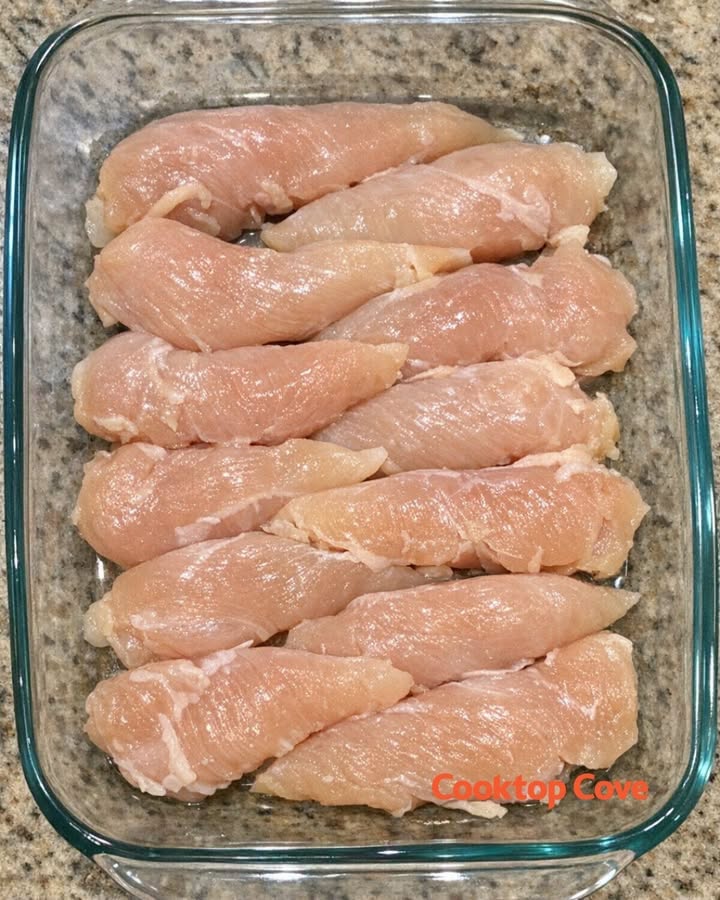 Pune pieptul de pui crud în vasul de sticlă pentru copt cu 4 ingrediente simple pentru o masă delicioasă pe care întreaga familie o va râvni.
