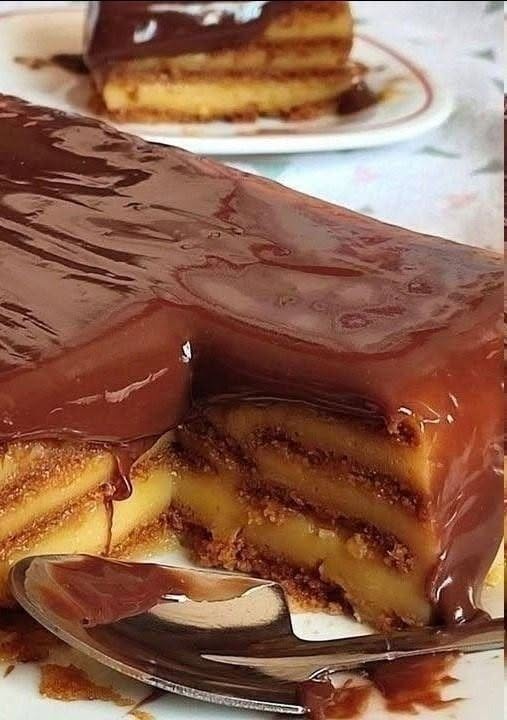 Tartă cu flan și fursecuri: un desert clasic, cremos, fără coacere, care câștigă întotdeauna